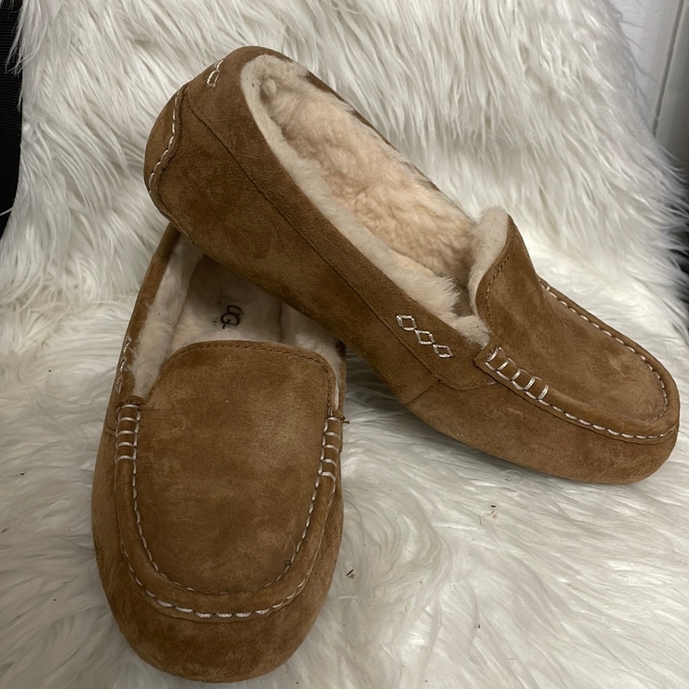 UGG slippers like new never worn